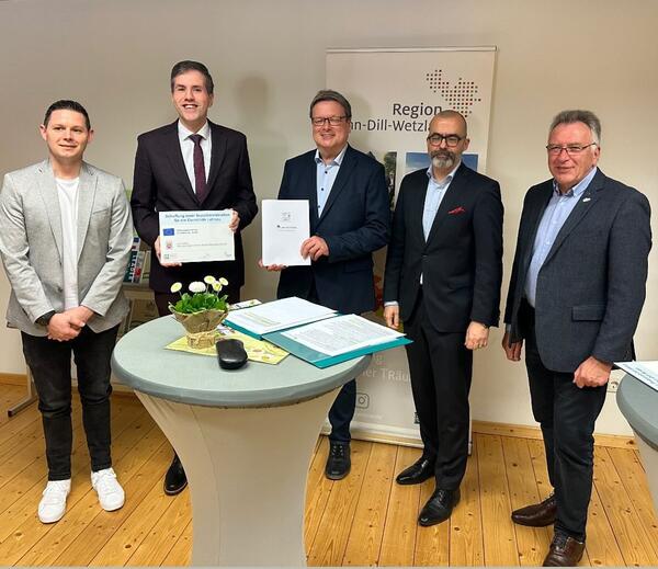 (v.l.n.r.: Sozialkoordinator Gerrit H�user, B�rgermeister Christian Walendsius, Vize-Landrat Roland Esch, Staatssekret�r Daniel K�fer, LEADER-Vorsitzender Wolfgang Keller)