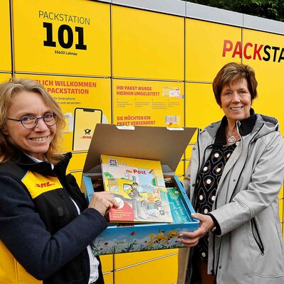 v.l.n.r Gabriele Schulz, Regionale Politikbeauftragte der Deutschen Post f&uuml;r Hessen, 1. Beigeordnete Ursula Claudi, Gemeinde Lahnau