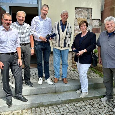 v.l.n.r.: Silvio Pahlke, Stv. Ortsb&uuml;rgermeister, Klaus K&ouml;ger, Partnerschaftsbeauftragter, Christian Walendsius, B&uuml;rgermeister, Dr. Klaus B&ouml;drich, Partnerschaftsveteran, Ursula Claudi, 1. Beigeordnete, G&uuml;nther Irrgang, Altb&uuml;rgermeister