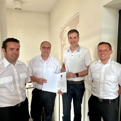 Das Bild zeigt v.r.n.l. Patrick Gerhardt (Stellv GBI), B&uuml;rgermeister Walendsius, Jens Oberding und Lahnaus Gemeindebrandinspektor Sebastian Schneider