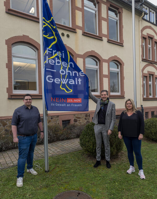Bildunterschrift: Die Flagge der Frauenrechtsorganisation &raquo;Terre des Femmes&laquo; h&auml;ngt bis Ende November vor dem Rathaus in Dorlar, um ein Zeichen gegen Gewalt an Frauen zu setzten. 