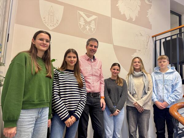 Personen v.l.n.r.: Celestina Ruiz Postleb, Milena Hannibauer, BGM Christian Walendsius, Emely Wilpert, Leni Crnjanski, Julian Scheid