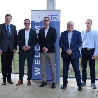 Personen v.l.n.r.: Christian Walendsius (B&uuml;rgermeister Gemeinde Lahnau) Carsten Braun (Landrat Lahn-Dill-Kreis), Sebastian Rivera (Leiter Marketing & Vertrieb ITK), Dr. Rolf Slatter (Gesellschafter ITK), Wulf Weil (Betriebsleiter ITK)