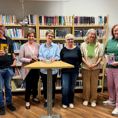 (v.l.n.r.: Michael Lorisch, Vorsitzende der Gemeindevertretung Uschi Claudi, Heike Marcus und Sabine Schmitt-Stroh (beide Schul- und Gemeindebibliothek), Monika Hoffer-Lorisch und Simone Stolz (beide Gemeindevertreterinnen)