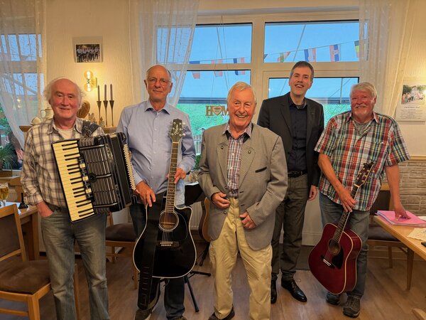 Beschriftung des Fotos: von links nach rechts: Reiner Sommerlad, Reiner Mayenschein, Gr�nder Erwin Becker, Christian Walendsius, Burkhard Ott.