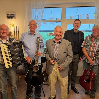 Beschriftung des Fotos: von links nach rechts: Reiner Sommerlad, Reiner Mayenschein, Gr&uuml;nder Erwin Becker, Christian Walendsius, Burkhard Ott.